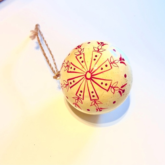 VINTAGE 3” Hand Painted Farmhouse Christmas Tree Ornament - Red & Ivory Cream - Picture 10 of 11